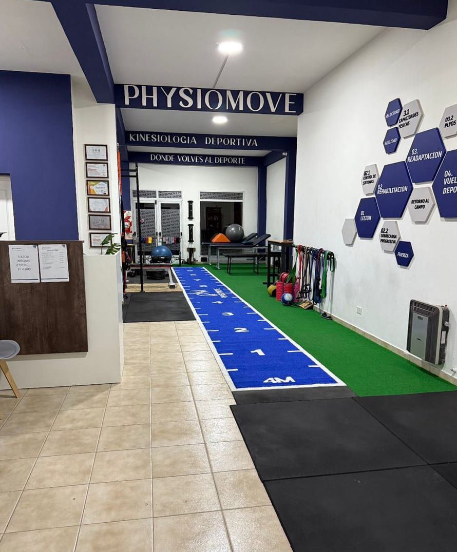 Recepción y pista del gimnasio de PhysioMove bajo el cartel Kinesiología deportiva, donde volvés al deporte