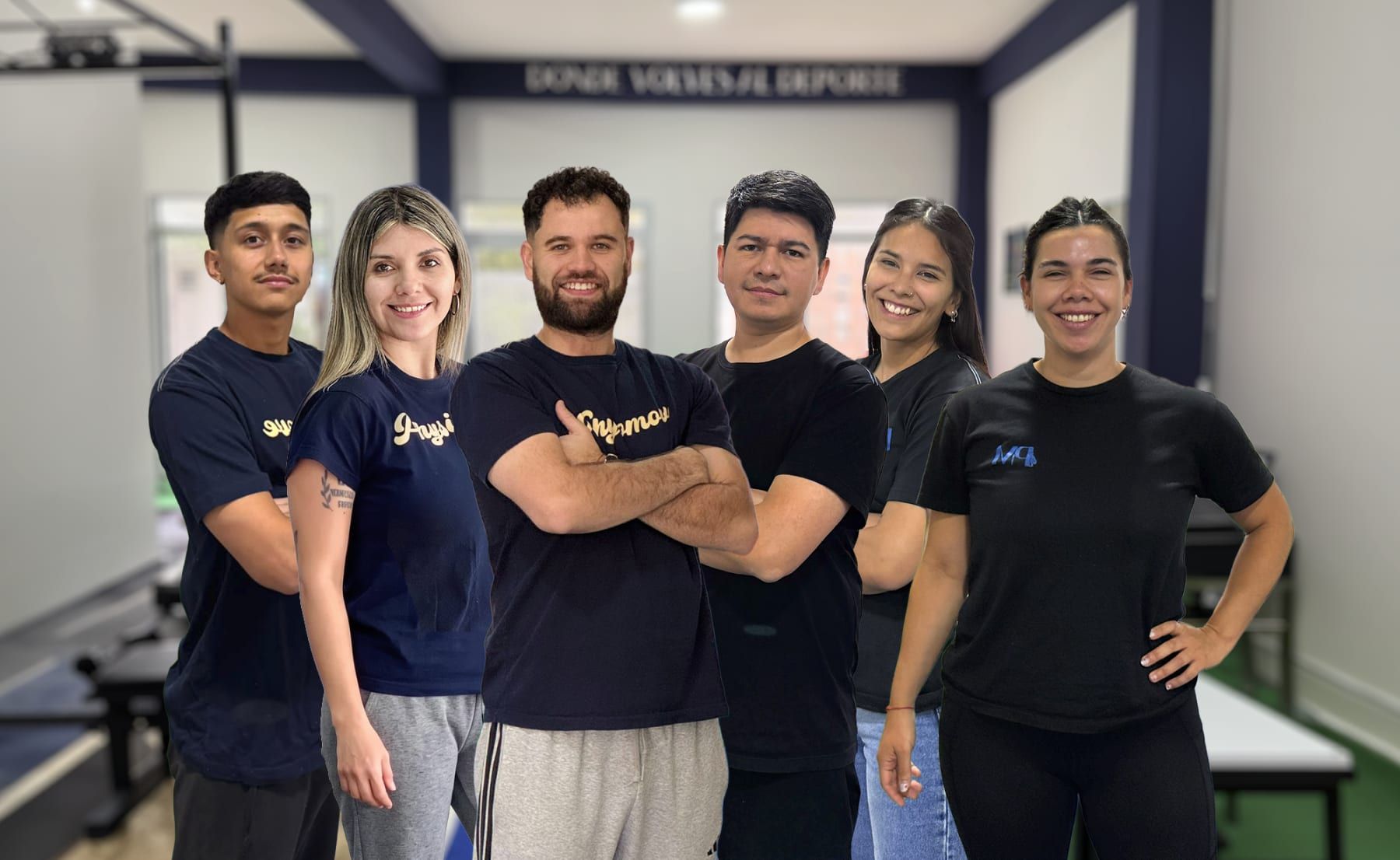 El equipo de PhysioMove, seis profesionales, bajo el cartel Kinesiología Deportiva del gimnasio del centro