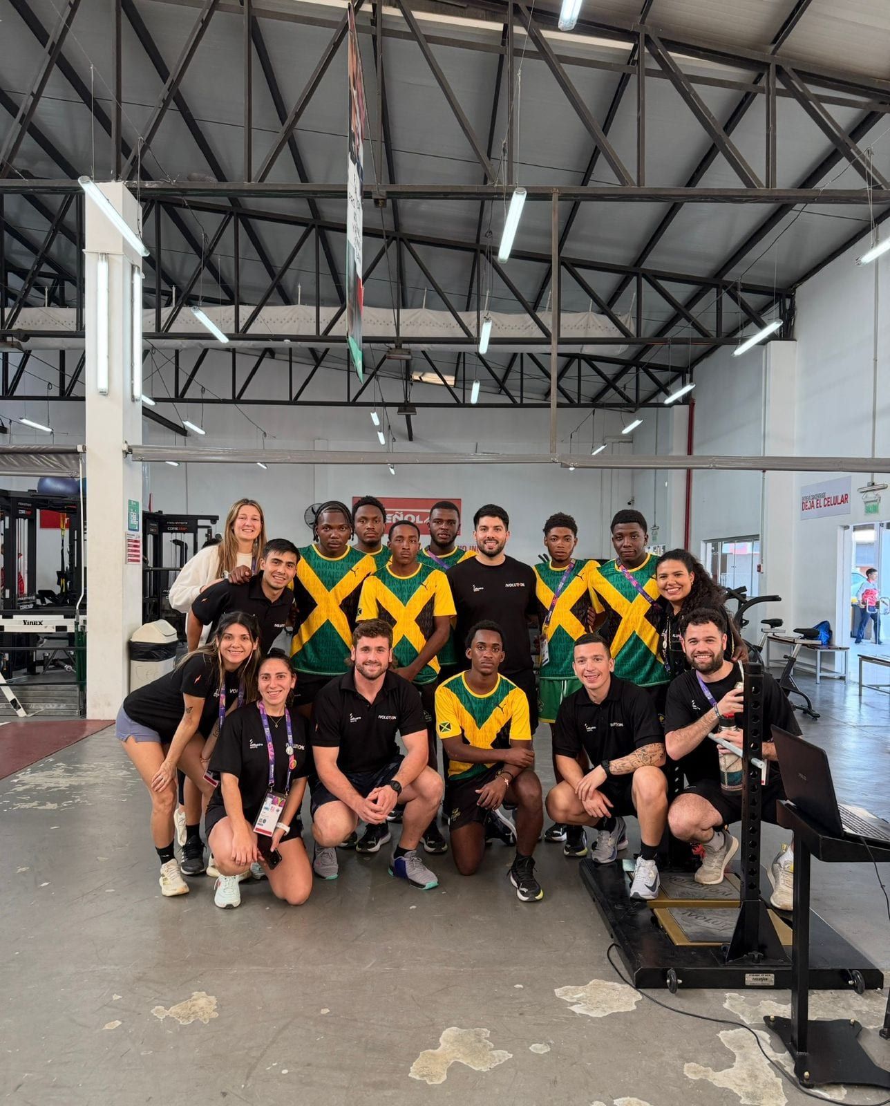 El equipo de PhysioMove junto a una delegación deportiva tras una jornada de evaluaciones en el gimnasio