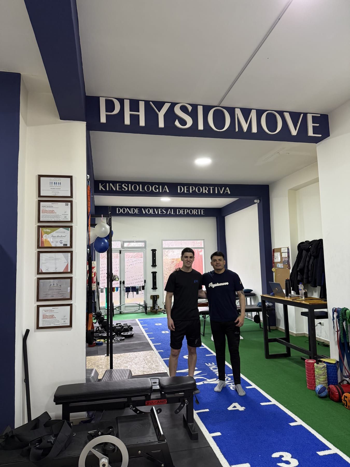 Gimnasio de uso exclusivo para pacientes, con la pista azul y el cartel PHYSIOMOVE