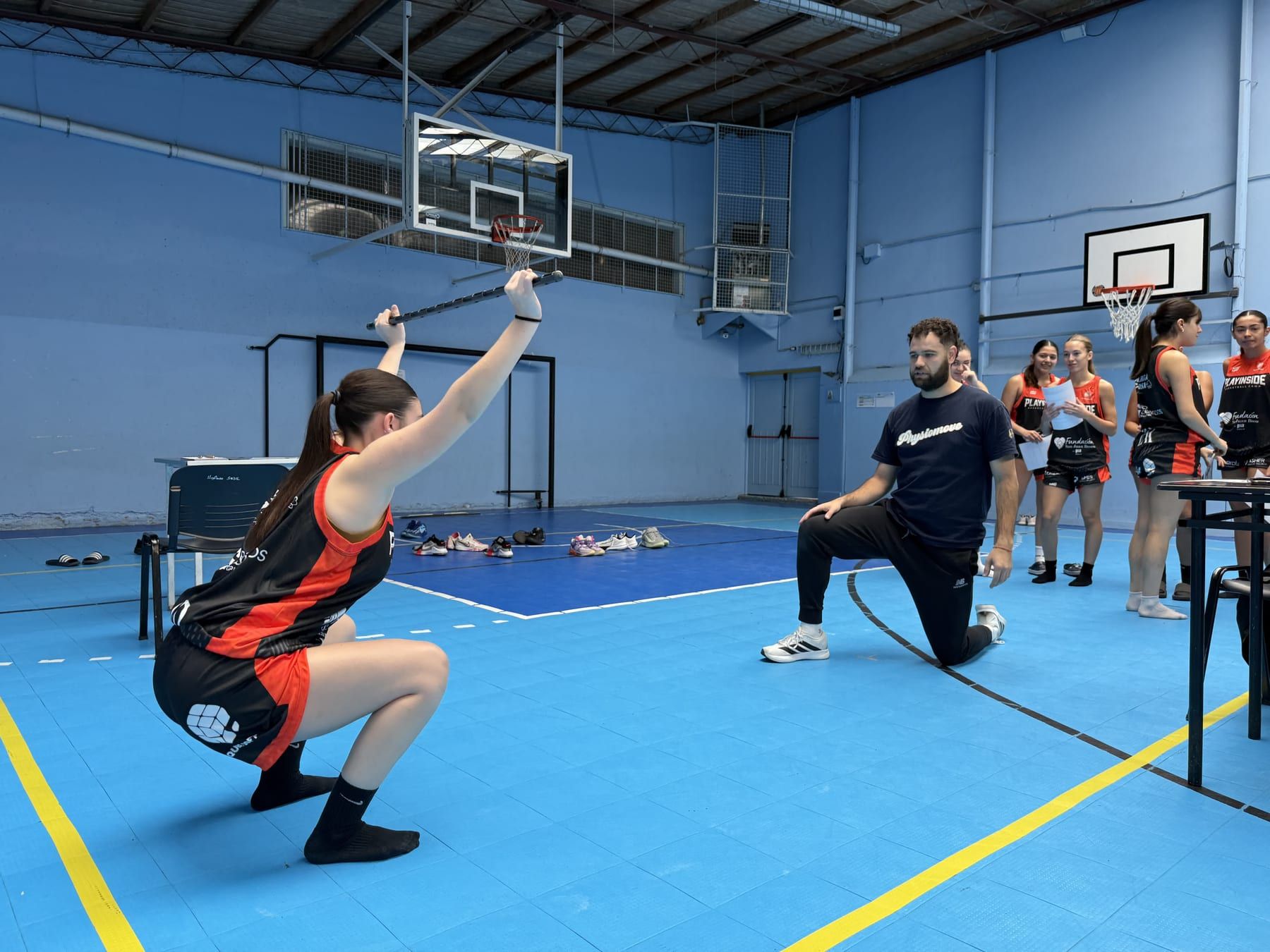 Evaluación de rendimiento a una deportista en un gimnasio deportivo
