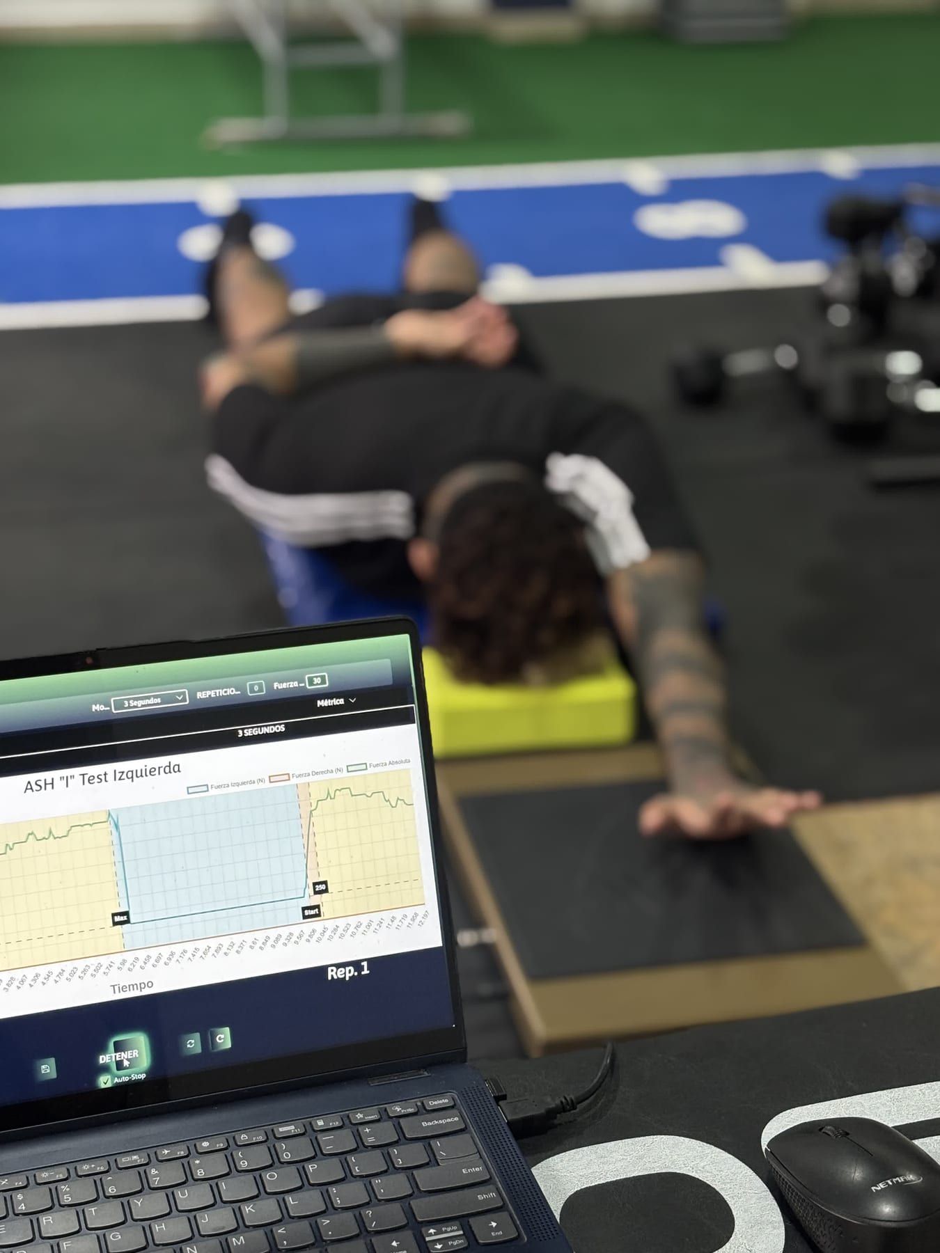 Pantalla con los datos de un test de fuerza durante una evaluación en PhysioMove