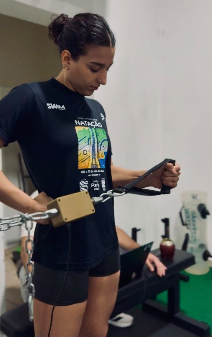 Deportista sosteniendo el manijón de un test de fuerza con dinamómetro en el gimnasio del centro
